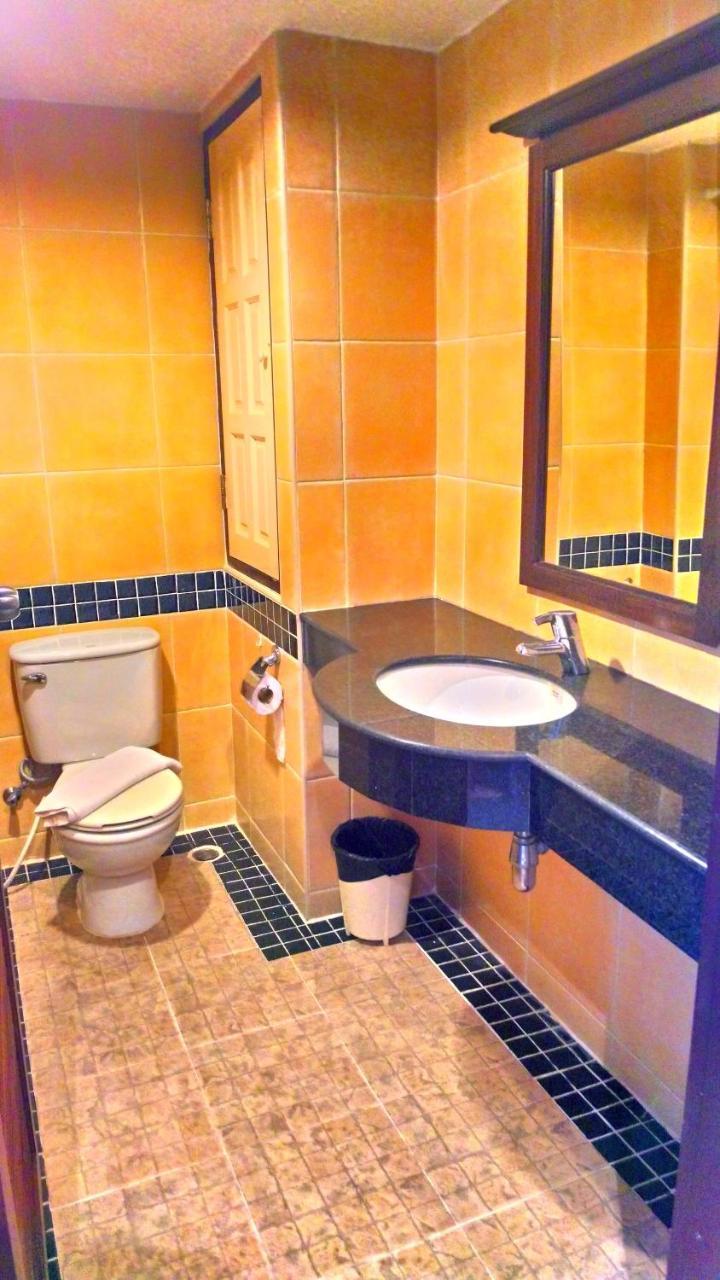Bodega Phuket Patong (Adults Only) Hostel Buitenkant foto
