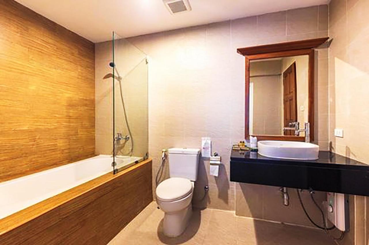 Bodega Phuket Patong (Adults Only) Hostel Buitenkant foto