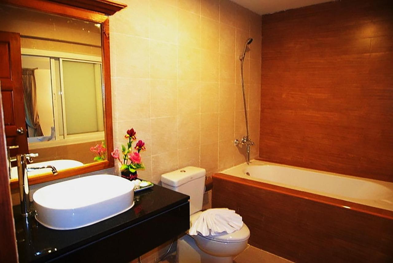 Bodega Phuket Patong (Adults Only) Hostel Buitenkant foto