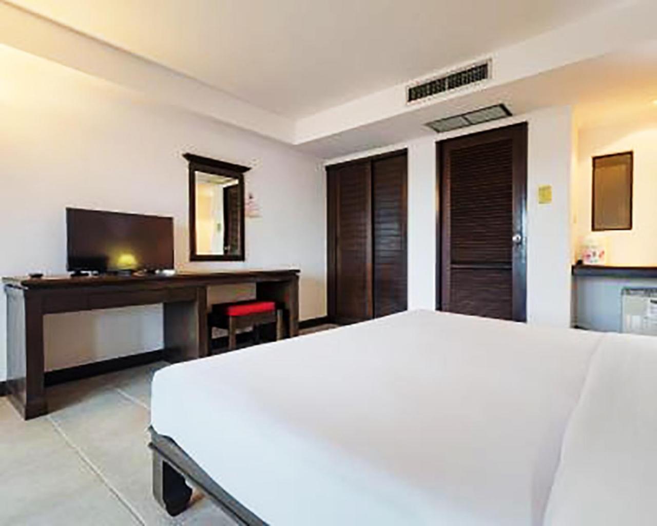 Bodega Phuket Patong (Adults Only) Hostel Buitenkant foto